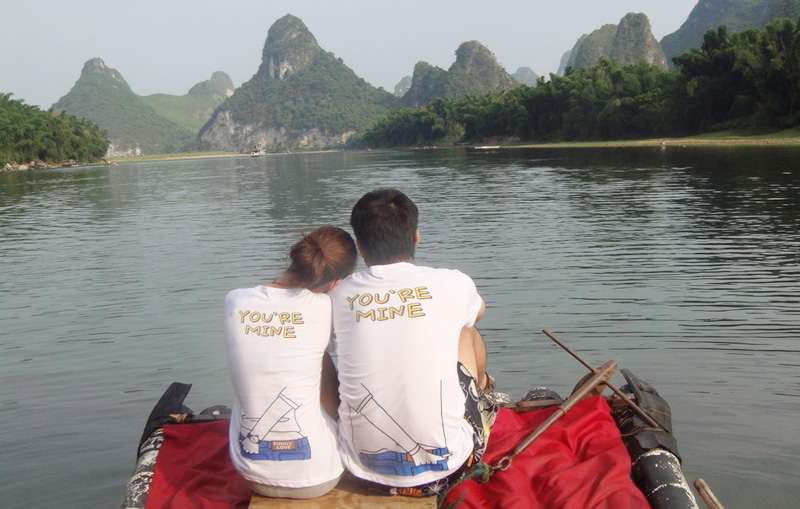 和亲爱的人一起坐竹筏看美景吧