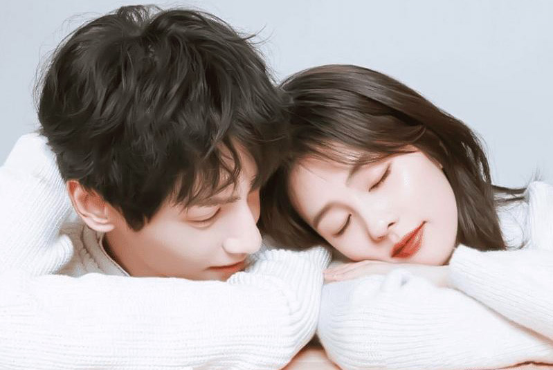 秀恩爱的甜蜜小情侣