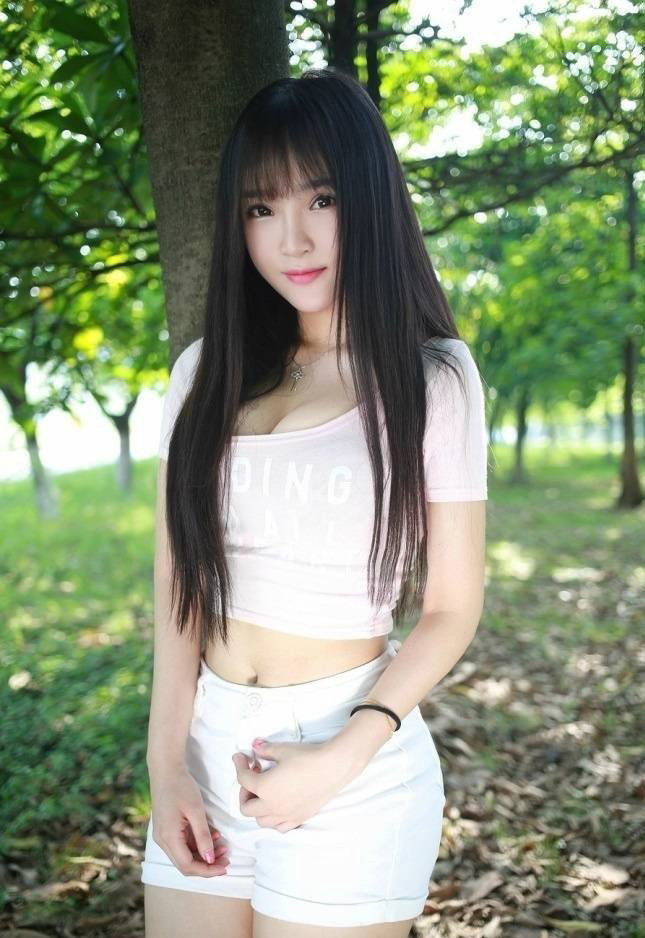 小树林里的长发女子