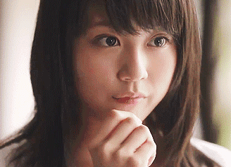 漂亮的妹子就这样呆呆的望着你