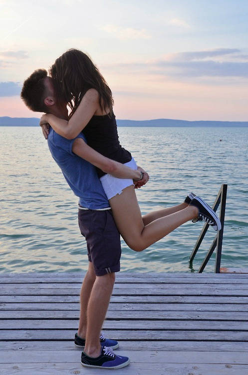 拥起恋人激情接吻