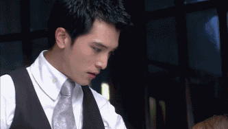 温柔俯下身亲吻恋人的额头