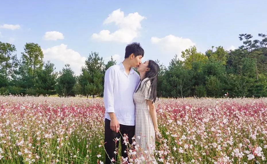 在花海中的情侣接吻图片