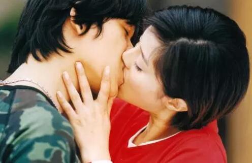 帅哥美女接吻图片