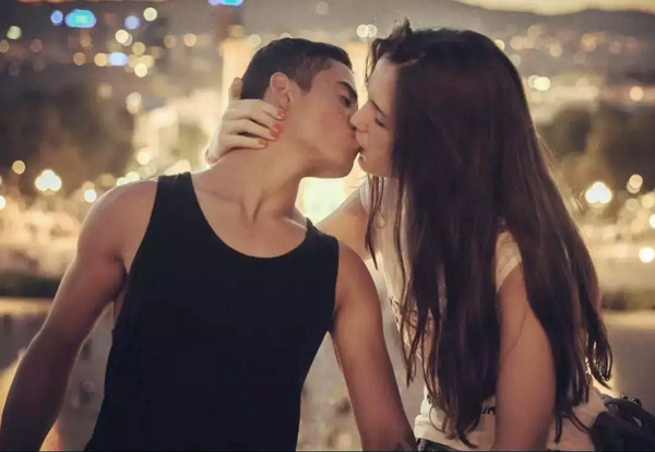 霸道美女拽着男友的头接吻