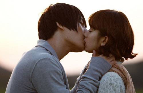 热恋情侣户外接吻