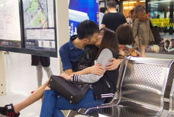 热恋的情侣控制不住在地铁里接吻