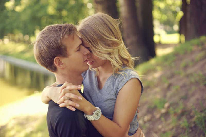 在公园里缠绵的情侣