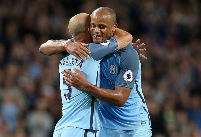 来自球场上队友间的鼓励拥抱