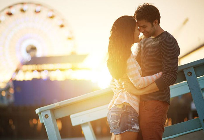 在摩天轮下拥抱的甜蜜恋人
