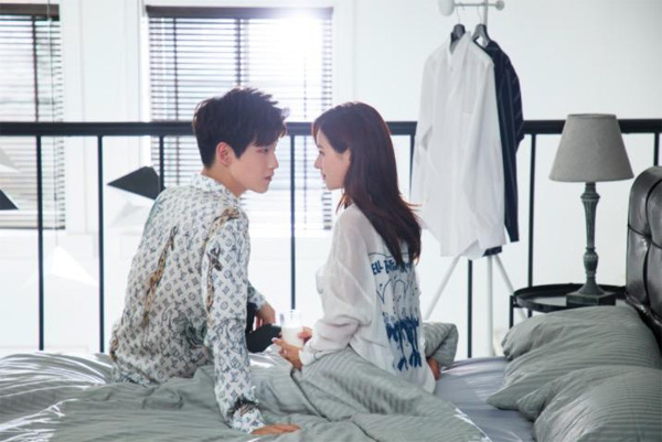 情侣坐在床上含情脉脉的注视对方