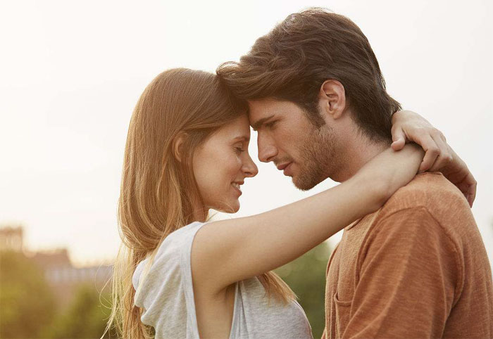 深情拥抱的一对恋人