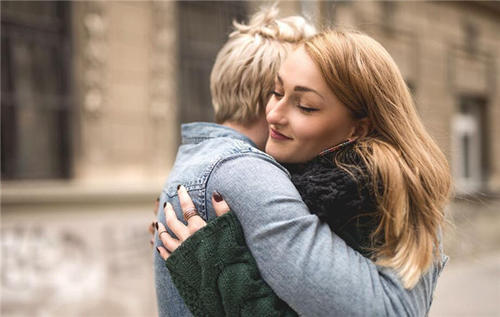 恋人拥抱，倍感温馨
