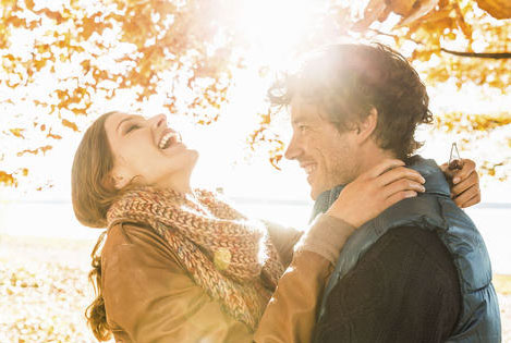 开怀大笑的外国情侣