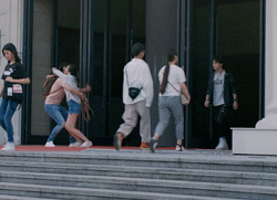 情侣在校门口抱起来转圈圈