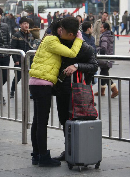 情侣在离别的车站，有一万个的不舍