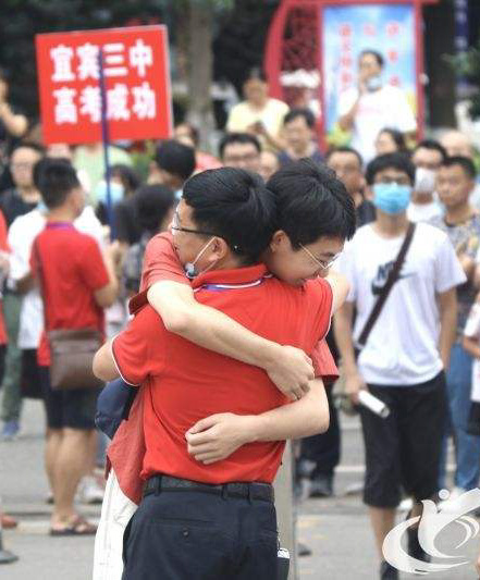 高考场外，来自父亲的拥抱鼓励