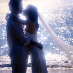 黄昏下的浪漫恋人