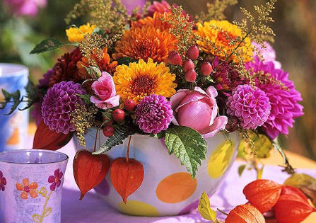 在桌上摆一盆漂亮的鲜花