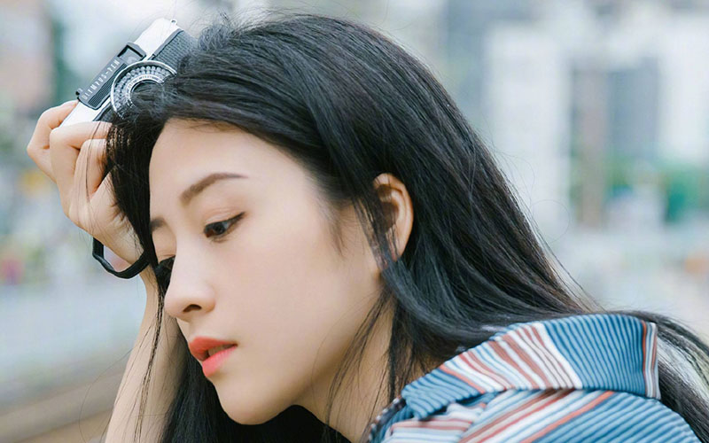 爱拍照的文艺女青年侧脸杀