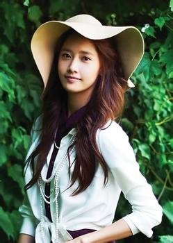 戴帽子的高瘦女孩