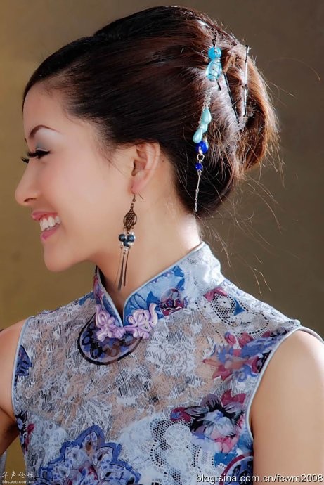 微笑美女侧脸抓拍