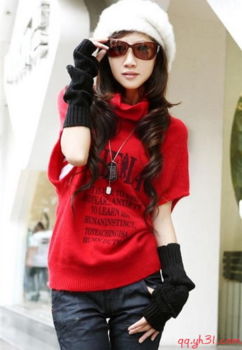 戴墨镜的时尚女青年