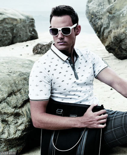 戴太阳镜的时尚男士