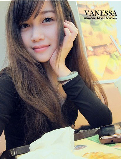 青春美女，笑容可亲