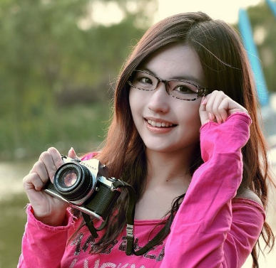 戴眼镜拿相机的淑女