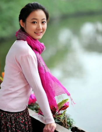 站在湖边的微笑女孩