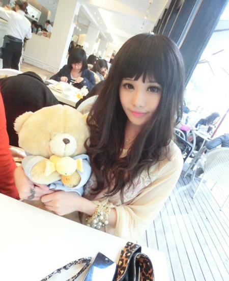 抱小熊的可爱美女