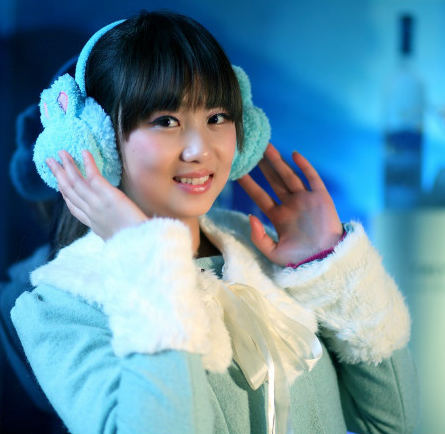 戴着耳机听歌的女孩