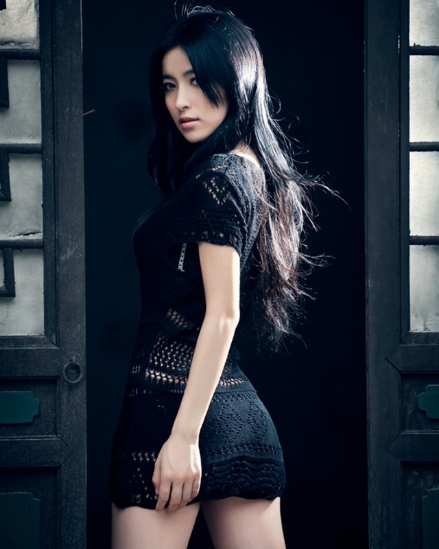 超好身材的黑衣女子