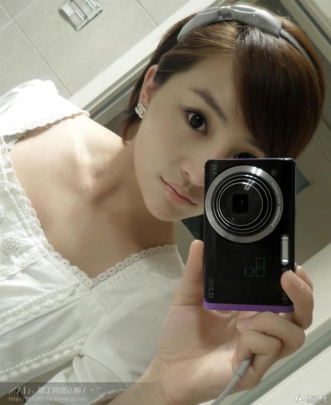 手拿相机拍照的漂亮女生