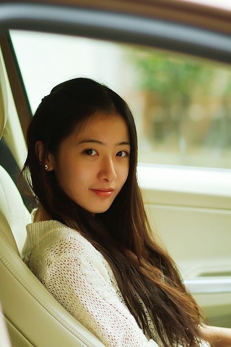 漂亮女生侧身微笑