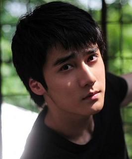 有点深沉的美男子