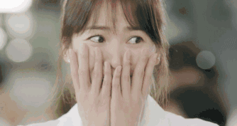 双手挡脸害臊的妹子