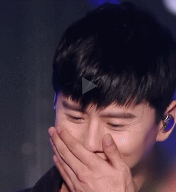 帅哥害羞的样子也好看