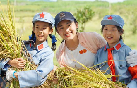 暑假去田间干活的学生们，心情真好