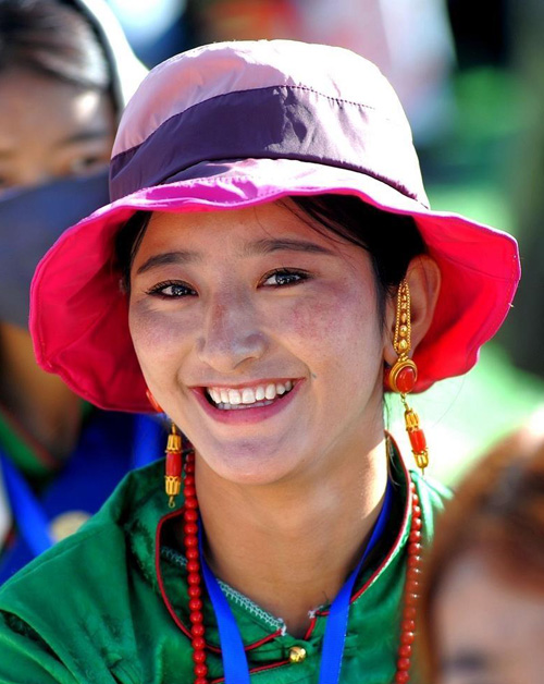 人群中妹子的笑容真甜