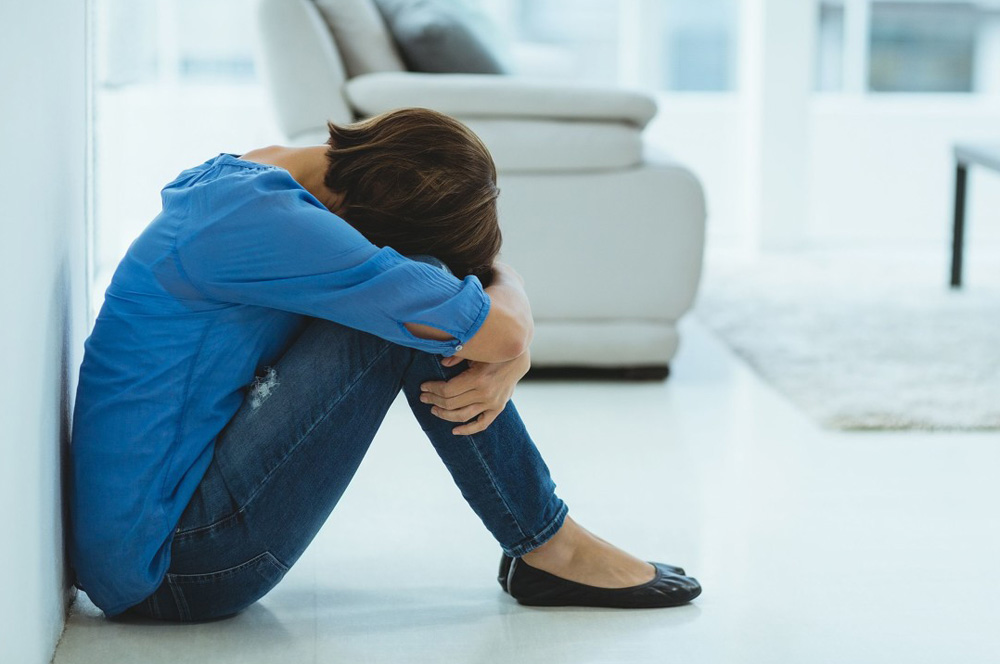 坐在地上的女人，心疼的抱抱自己