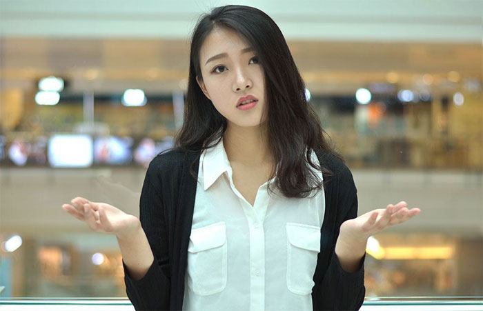 摊手的美女，你到底想要我怎样