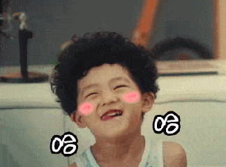 眯着眼睛憨笑的小朋友