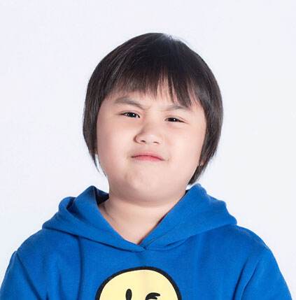 生气憋嘴的小男孩