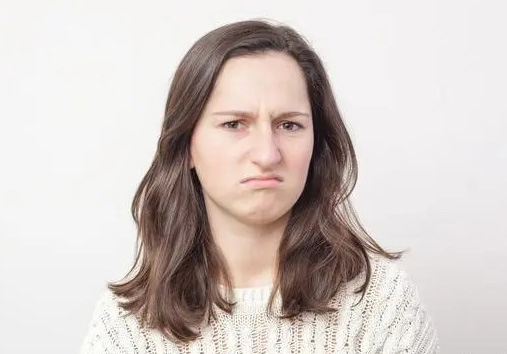 一脸不高兴的女人