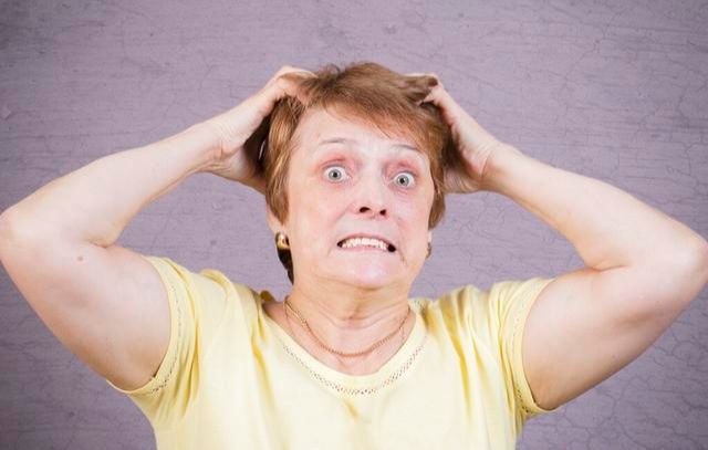 发狂瞪眼抓头发的大妈