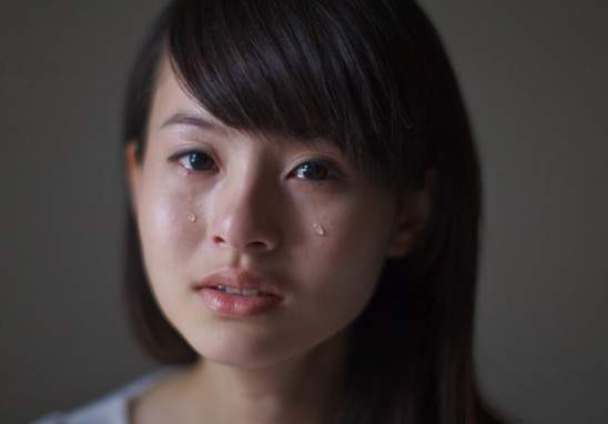 女生流眼泪的悲伤图片