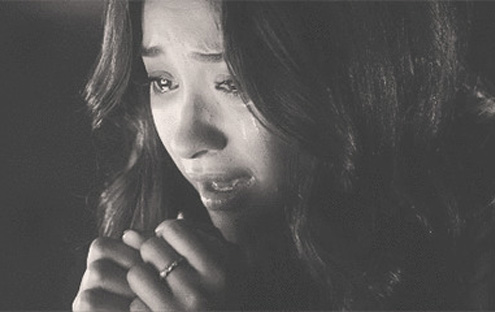 女人流泪的黑白图片