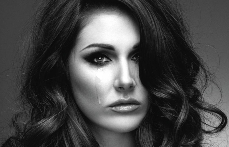 眼里有眼泪的美女图片